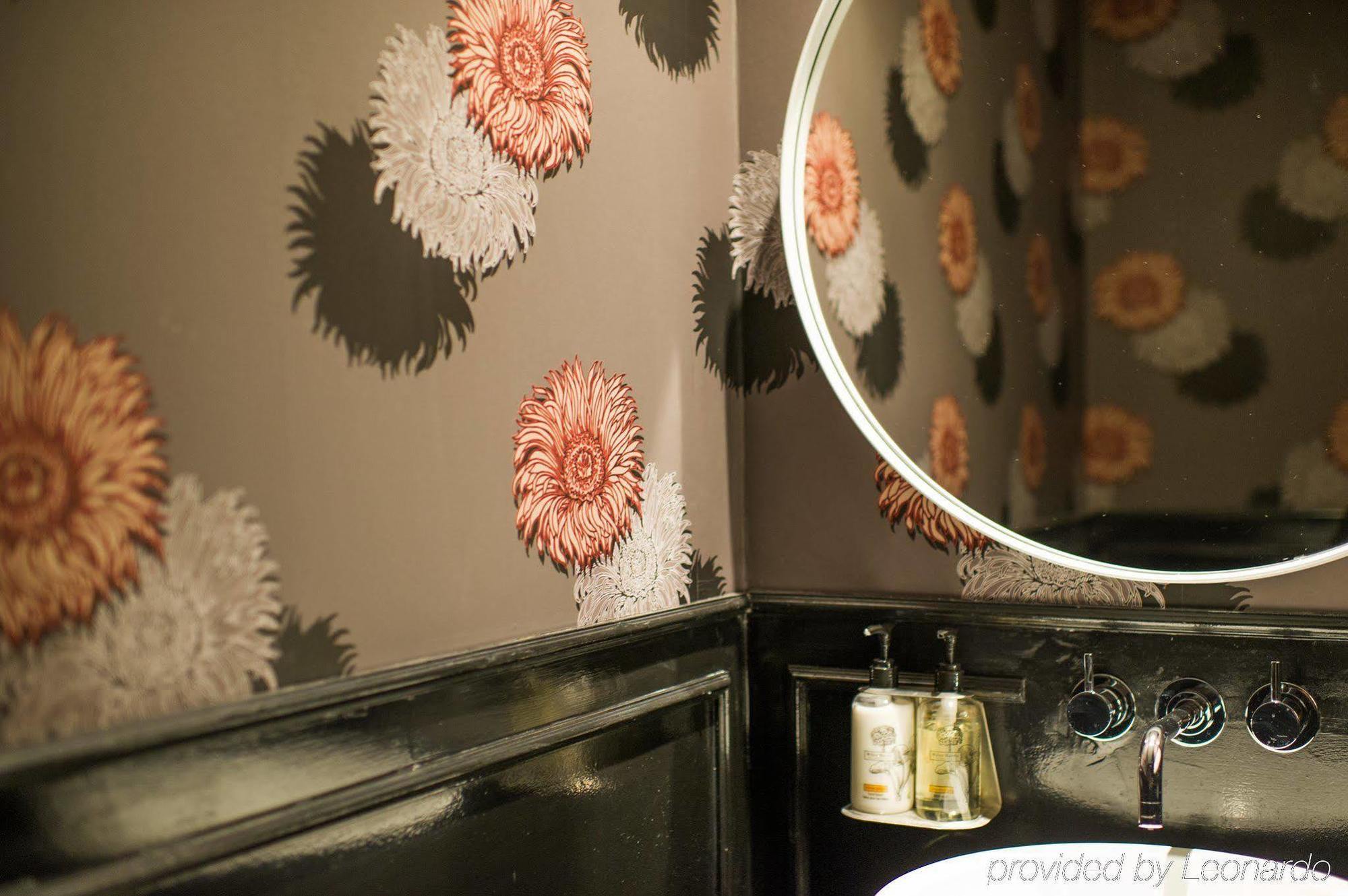 The Ampersand Hotel - Small Luxury Hotels Of The World London Szoba fotó Wallpaper in a bathroom